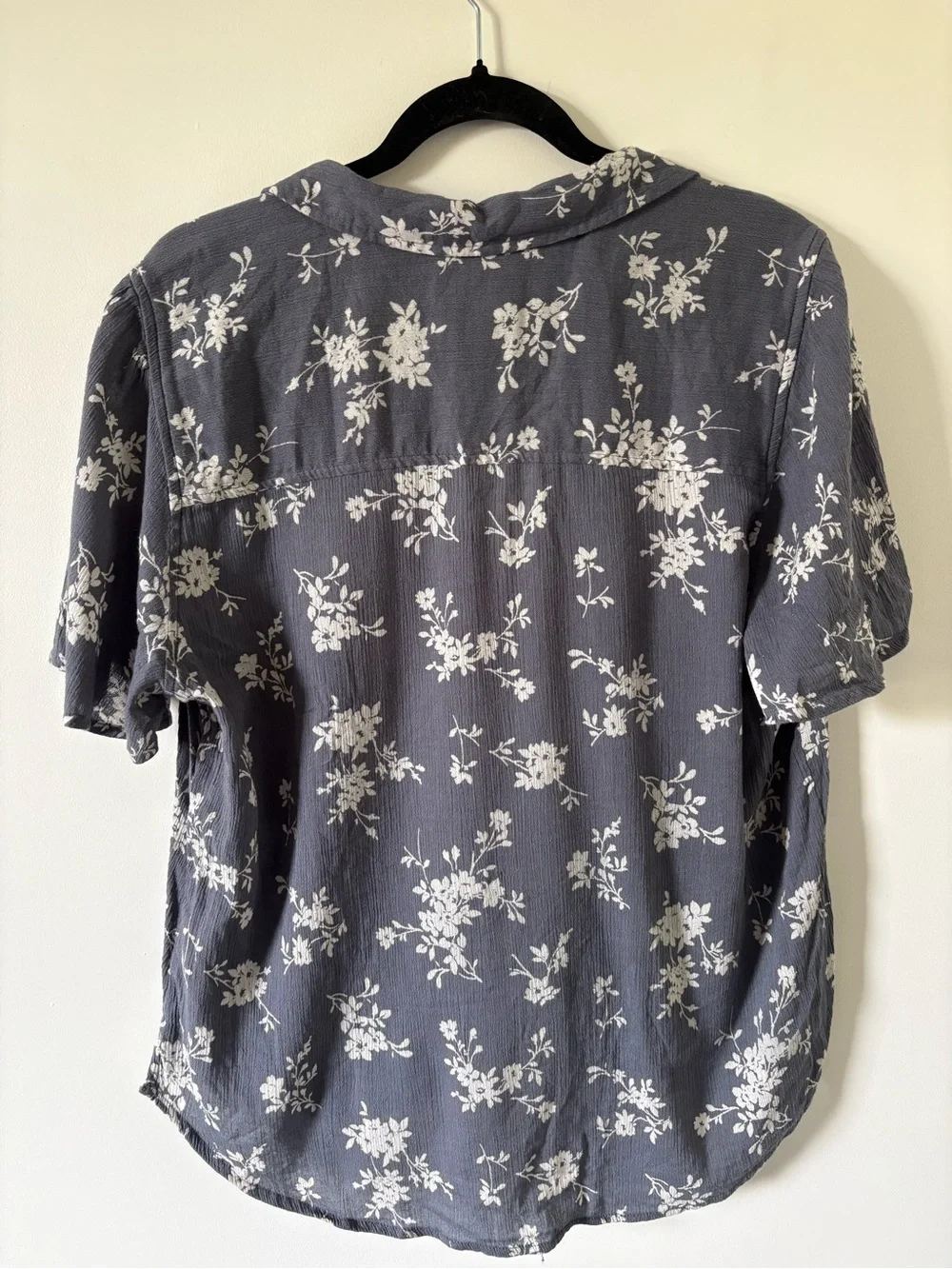 Abercrombie & Fitch Charcoal Gray Floral Button-Front Tie Hem Blouse - Picture 4 of 4